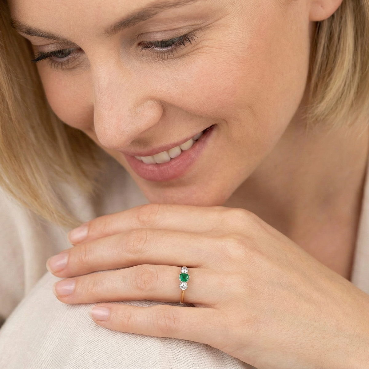 model A charming ring dating from the early to mid-20th century, beautifully crafted and full of period character.
The centrepiece is a vivid bright-green, cushion-shaped emerald