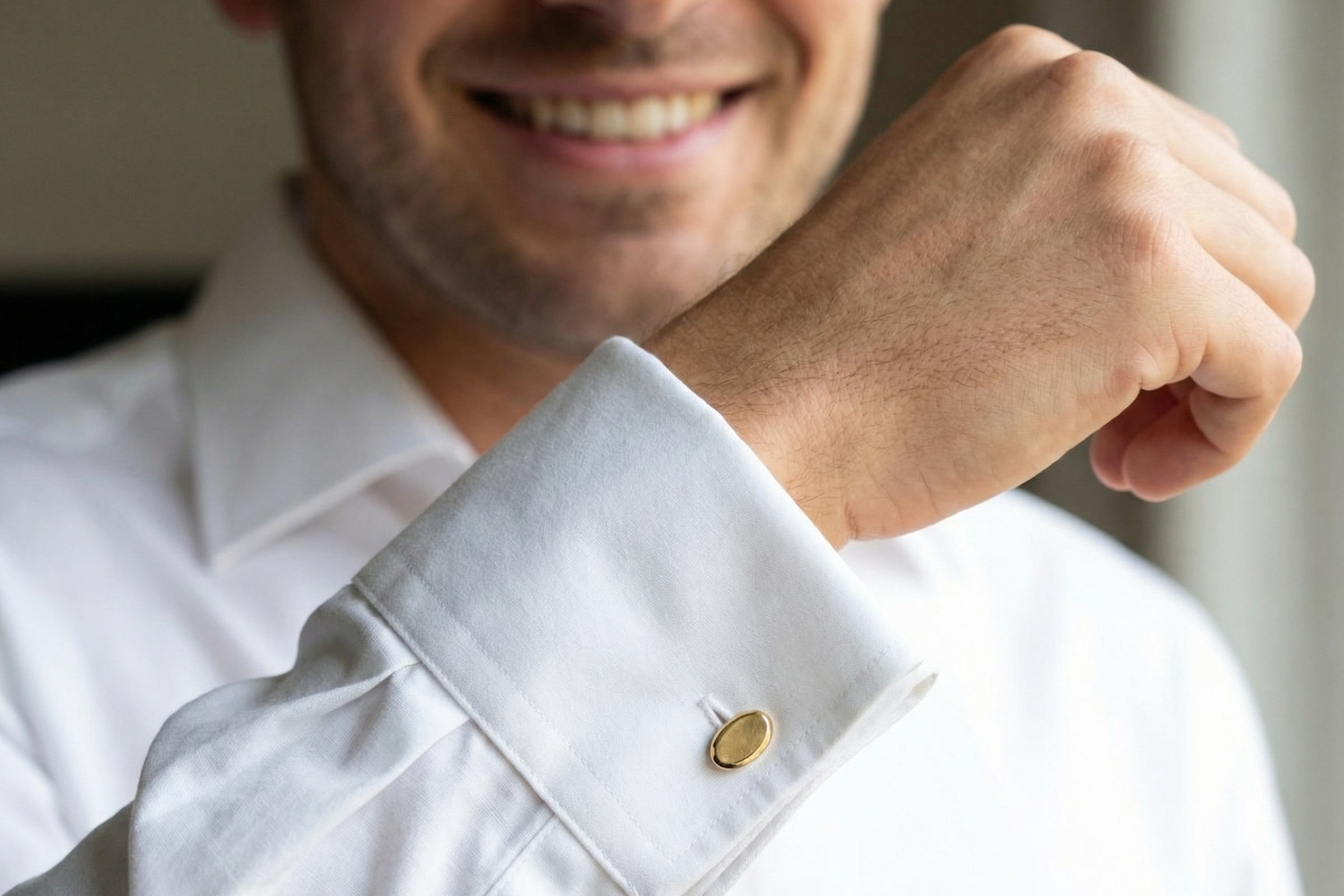 model A fine pair of vintage 9 carat gold double cufflinks, both oval in form and measuring approximately 20 × 14 mm.