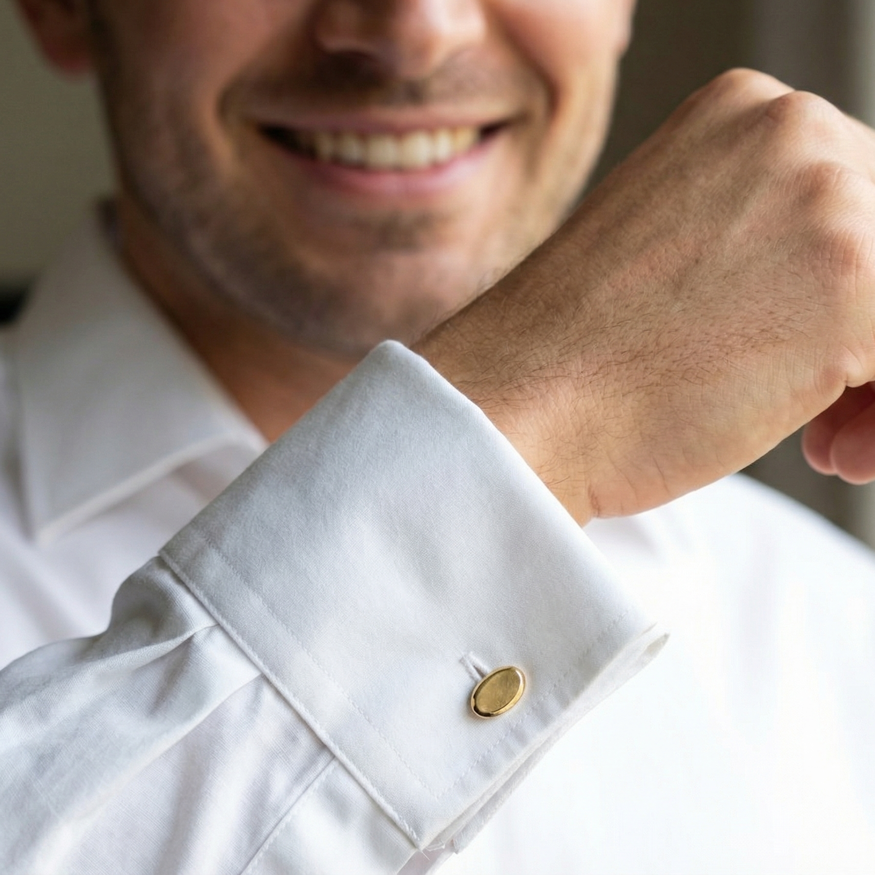 model A fine pair of vintage 9 carat gold double cufflinks, both oval in form and measuring approximately 20 × 14 mm.