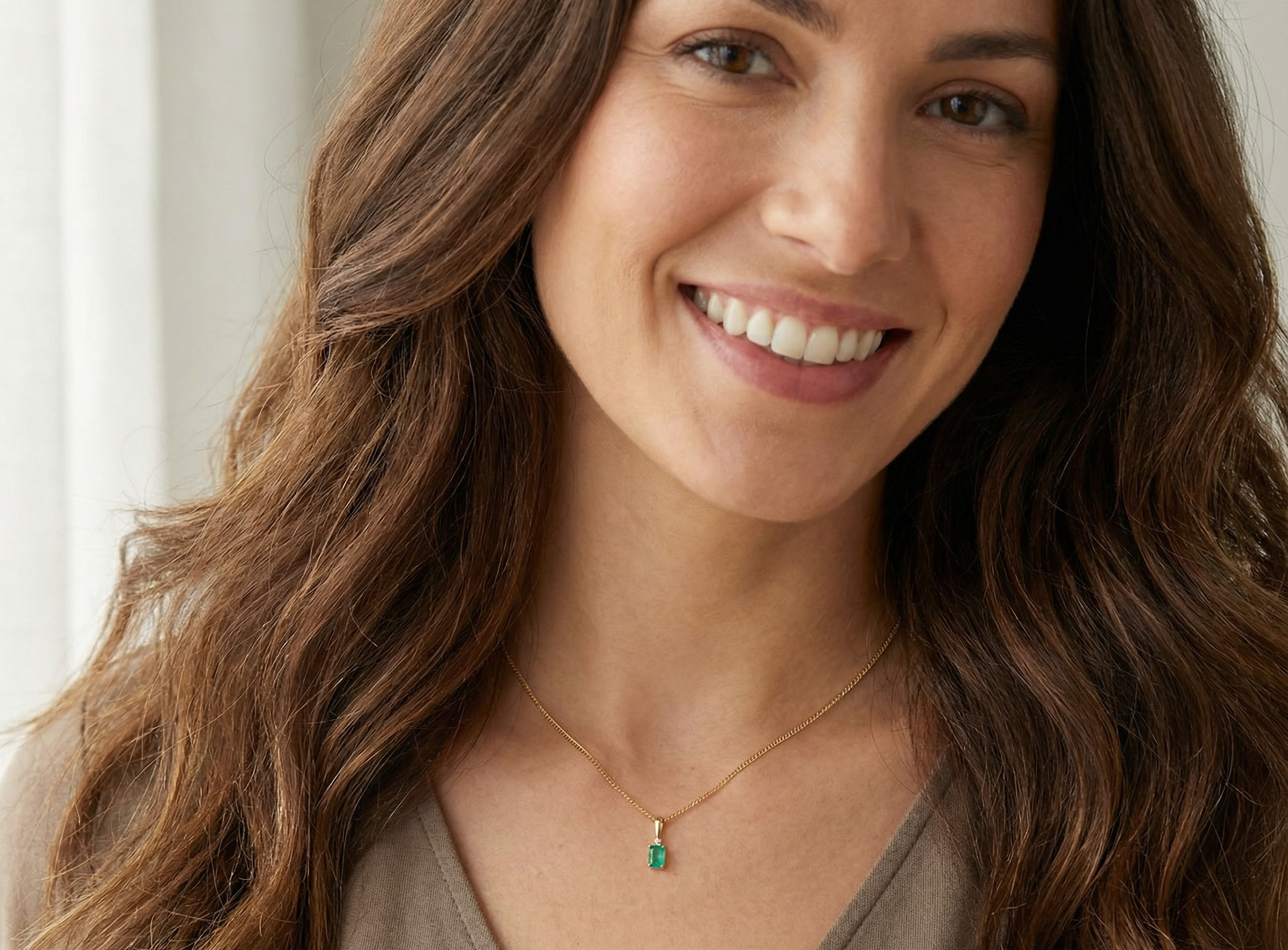 model A simple and elegant pendant set with a rectangular emerald