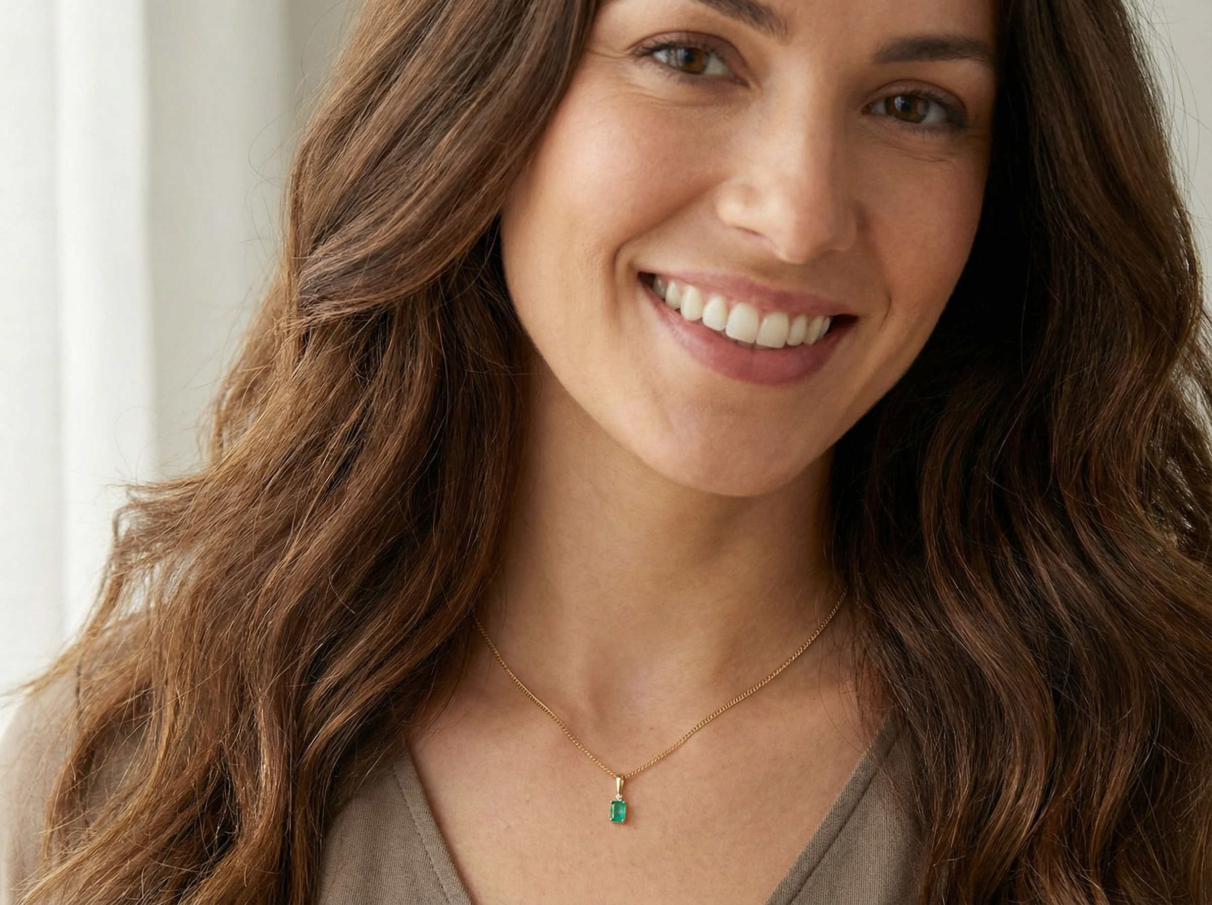 model A simple and elegant pendant set with a rectangular emerald