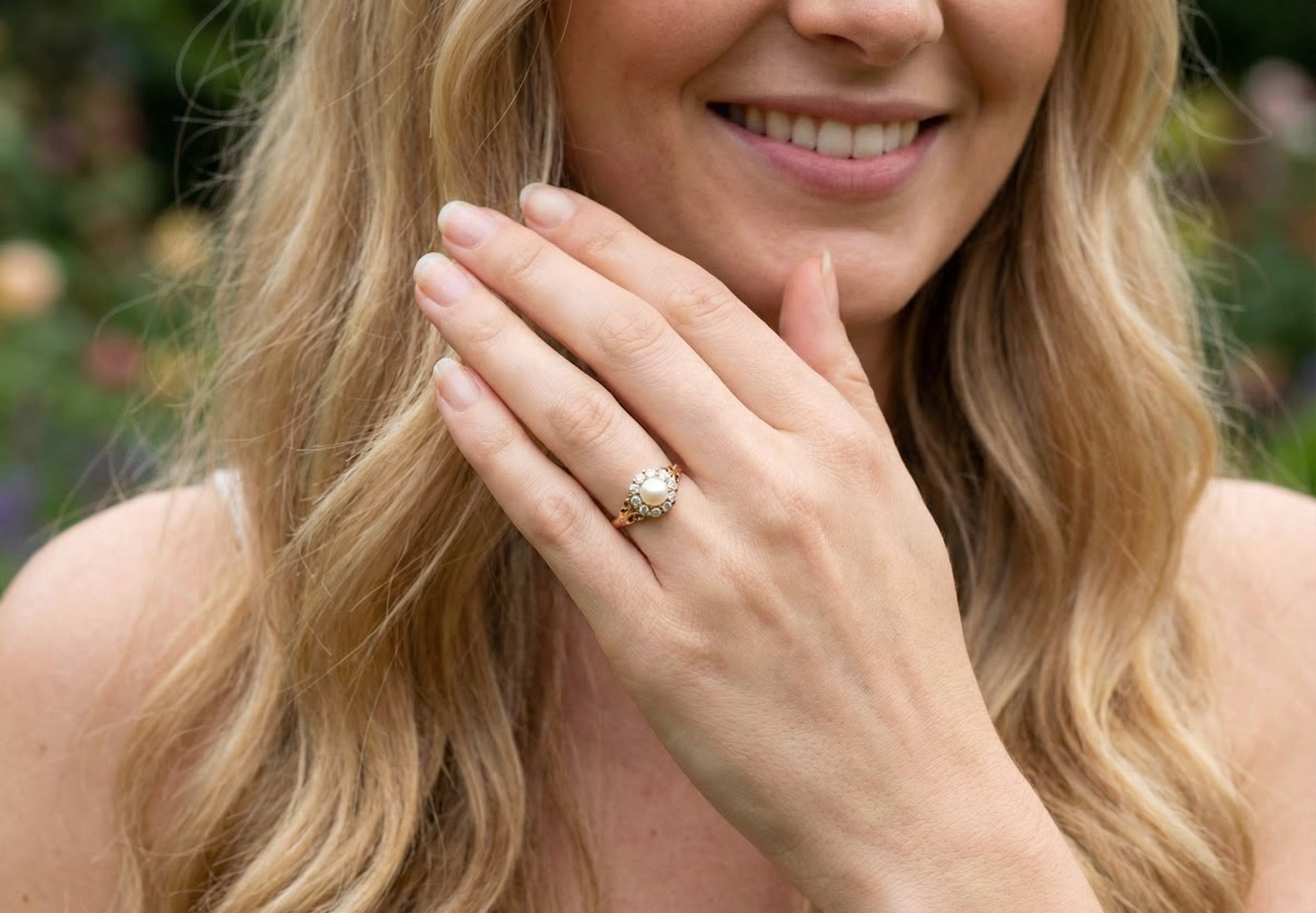 model A very pretty cluster ring set with a central cultured pearl