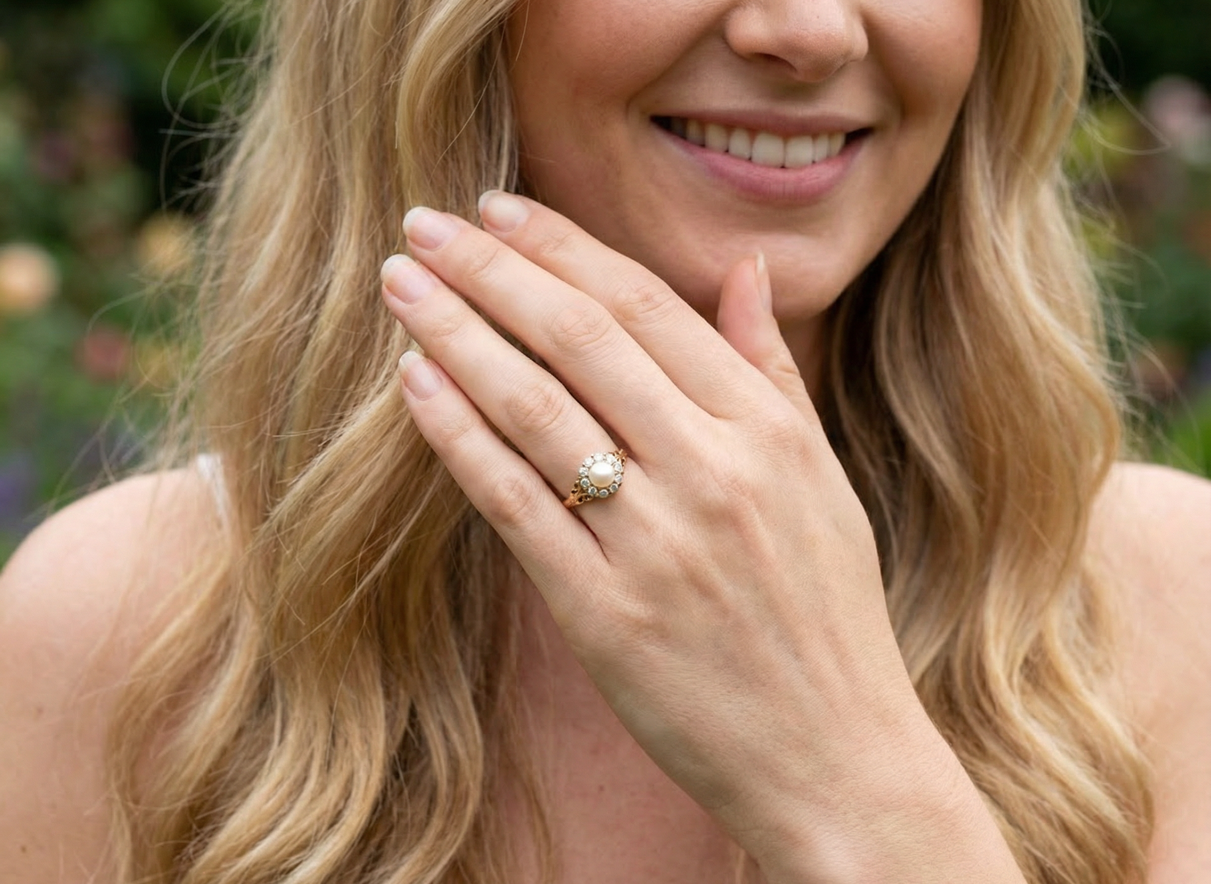 model A very pretty cluster ring set with a central cultured pearl