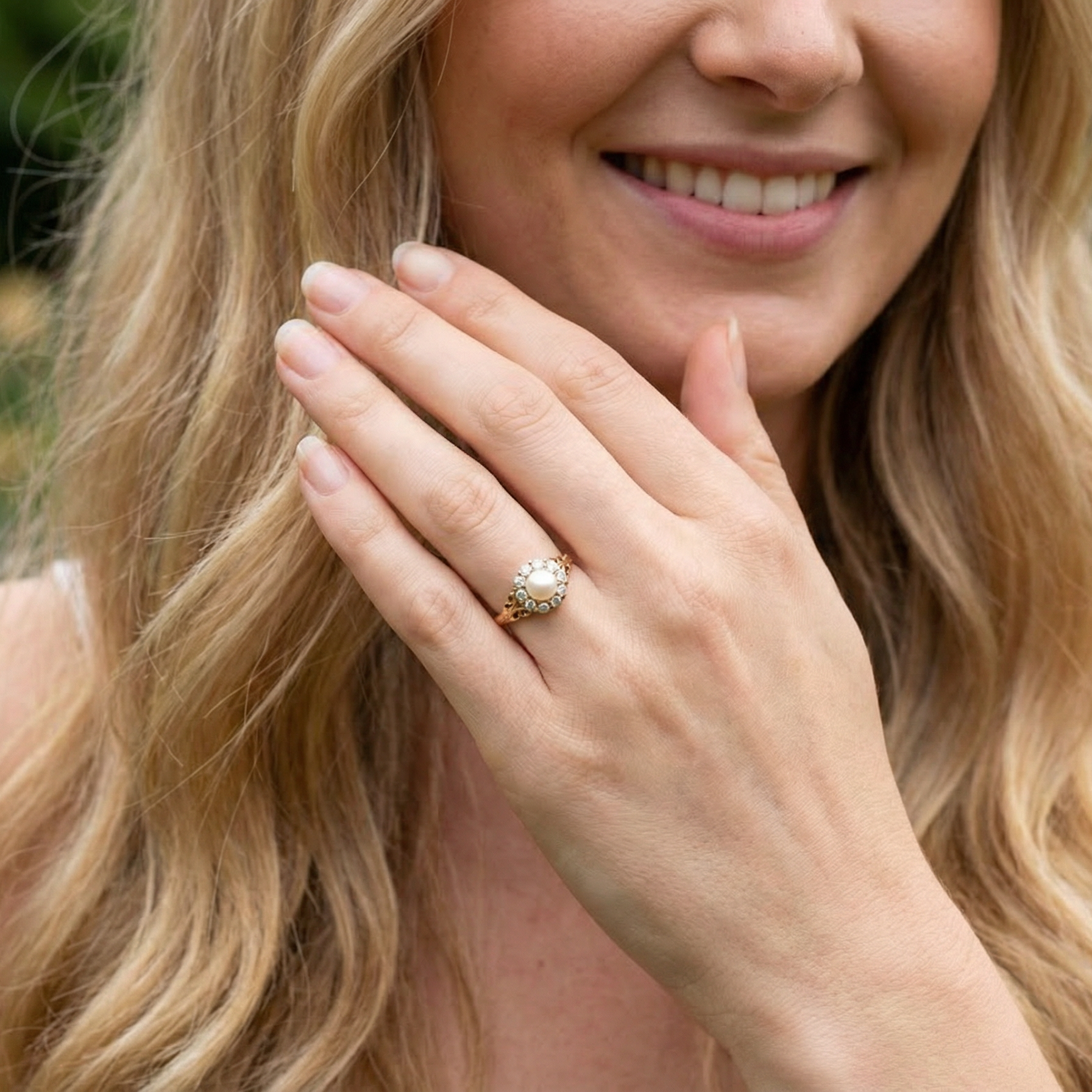 model A very pretty cluster ring set with a central cultured pearl