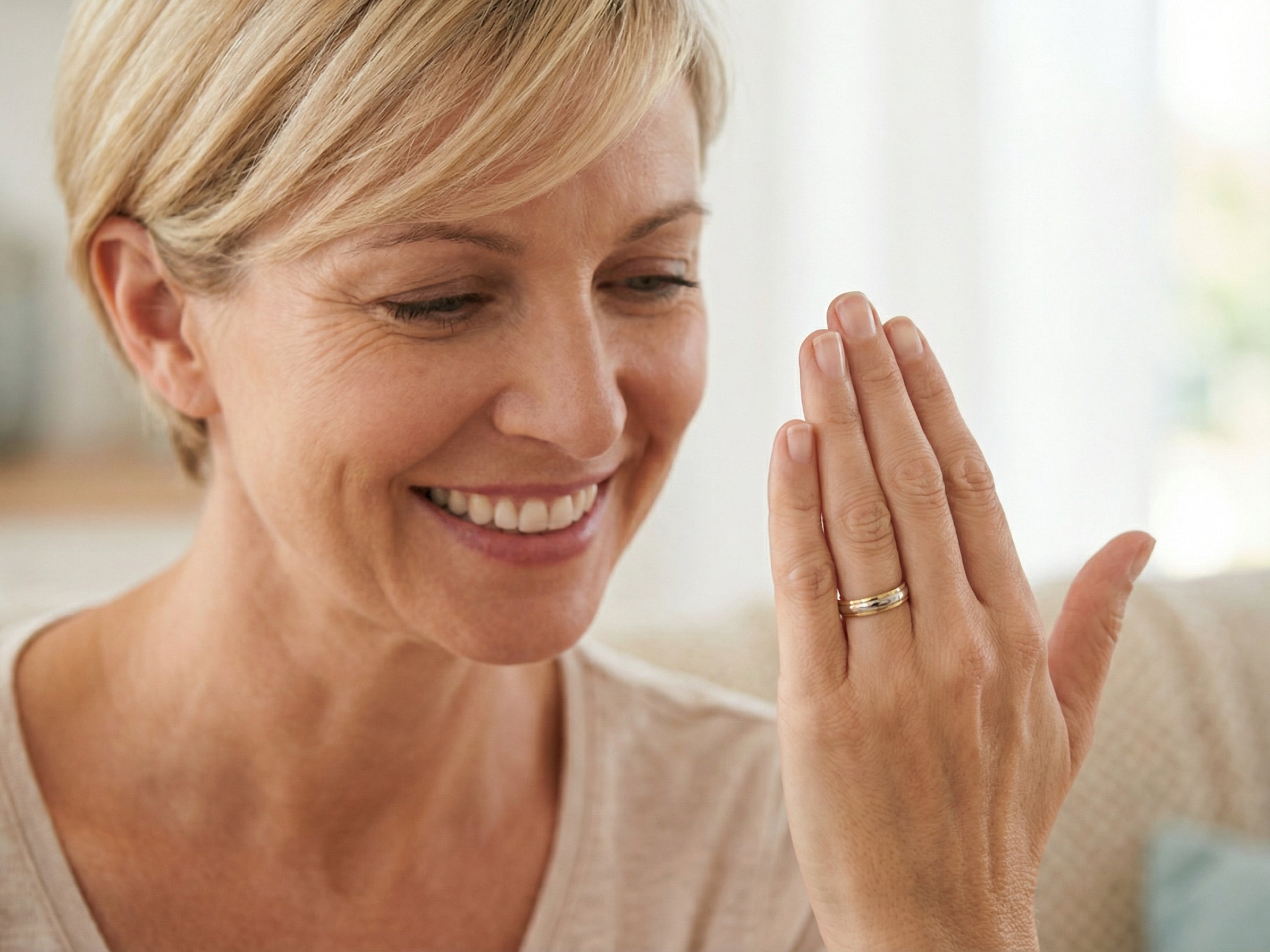 model An 18 carat gold wedding ring. The inner band is white gold measures 3.5mm, and yellow gold narrower bands to each edge. Total width 4.75mm.