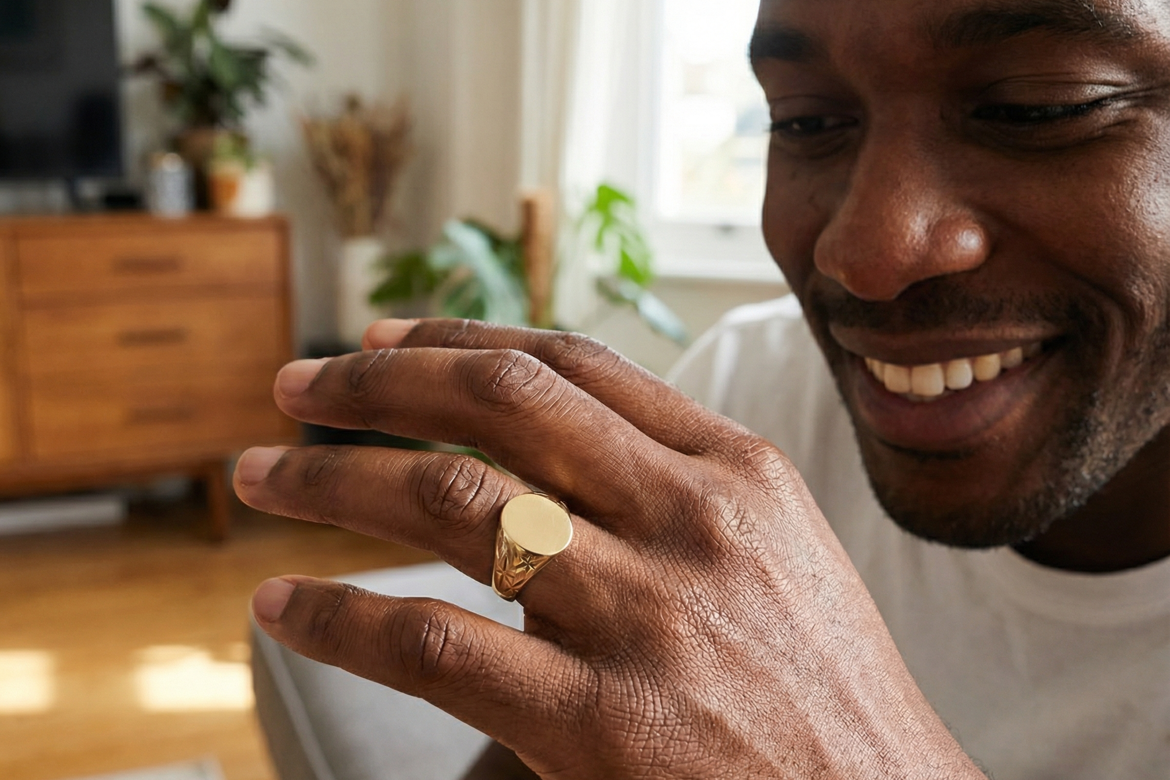 An oval shaped gentleman's signet ring. The head is plain, measures 15x13mm, for seal, crest or personalised engraving.