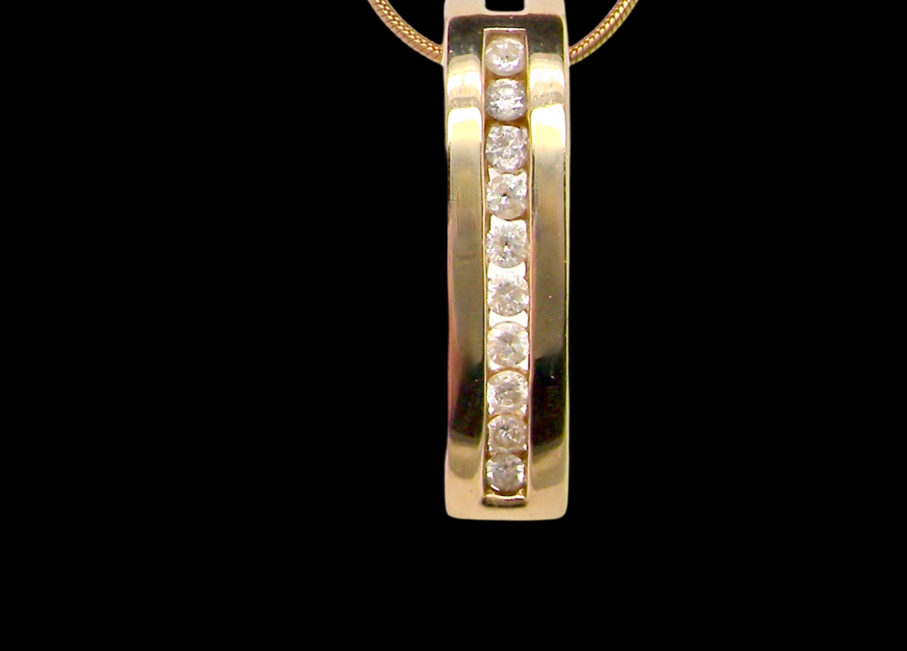 A modern Diamond Pendant
