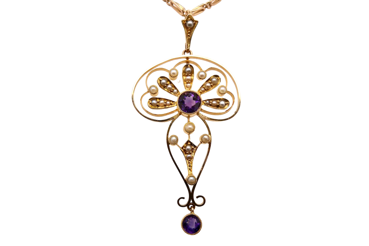 . This elegant piece typifies the glamour of the period, set with pearls and amethysts.