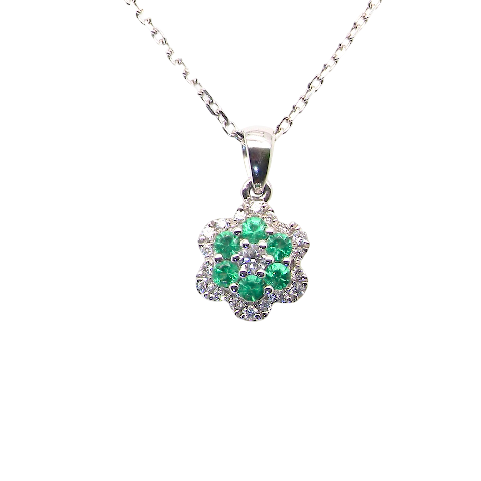pretty 18 carat white gold daisy shaped pendant