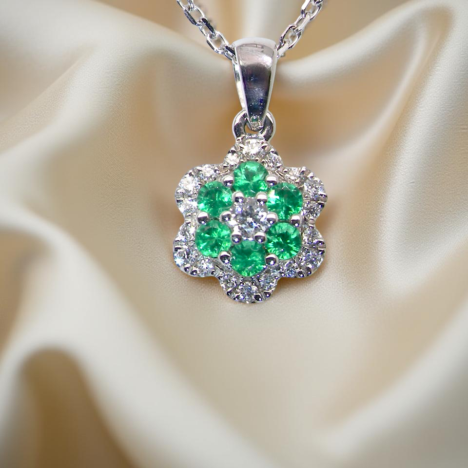 pretty 18 carat white gold daisy shaped pendant A