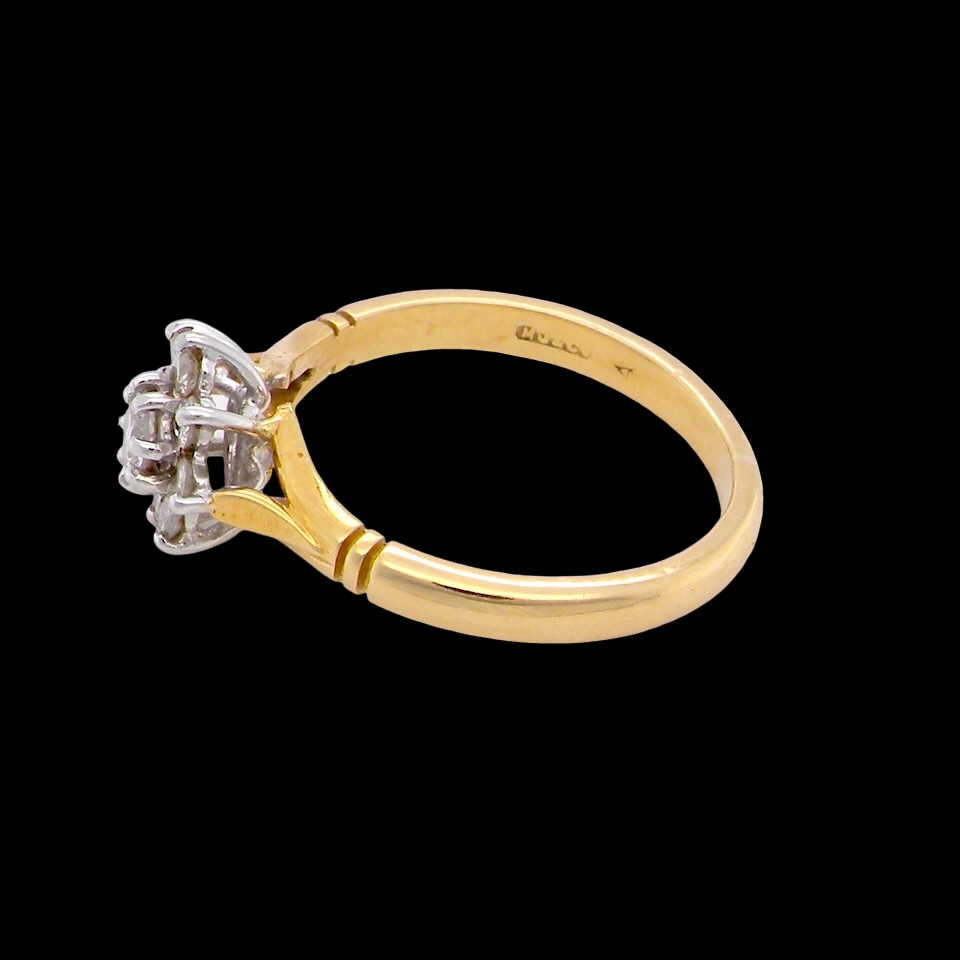 pretty cluster ring set with nine brilliant-cut white diamonds.
side