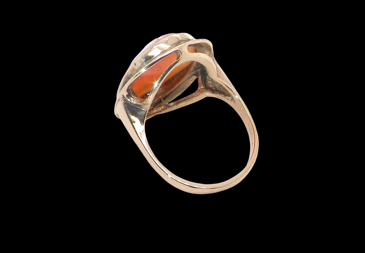 rear A 9 carat gold dress ring that features a cameo shell. Carved with the head of a young woman. Measures 20x15mm.