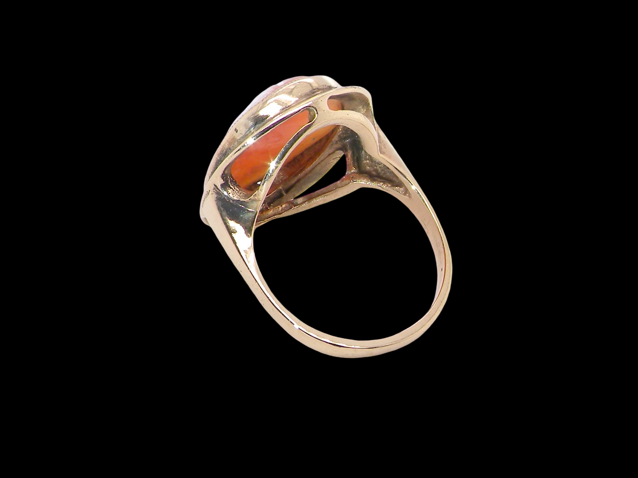rear A 9 carat gold dress ring that features a cameo shell. Carved with the head of a young woman. Measures 20x15mm.