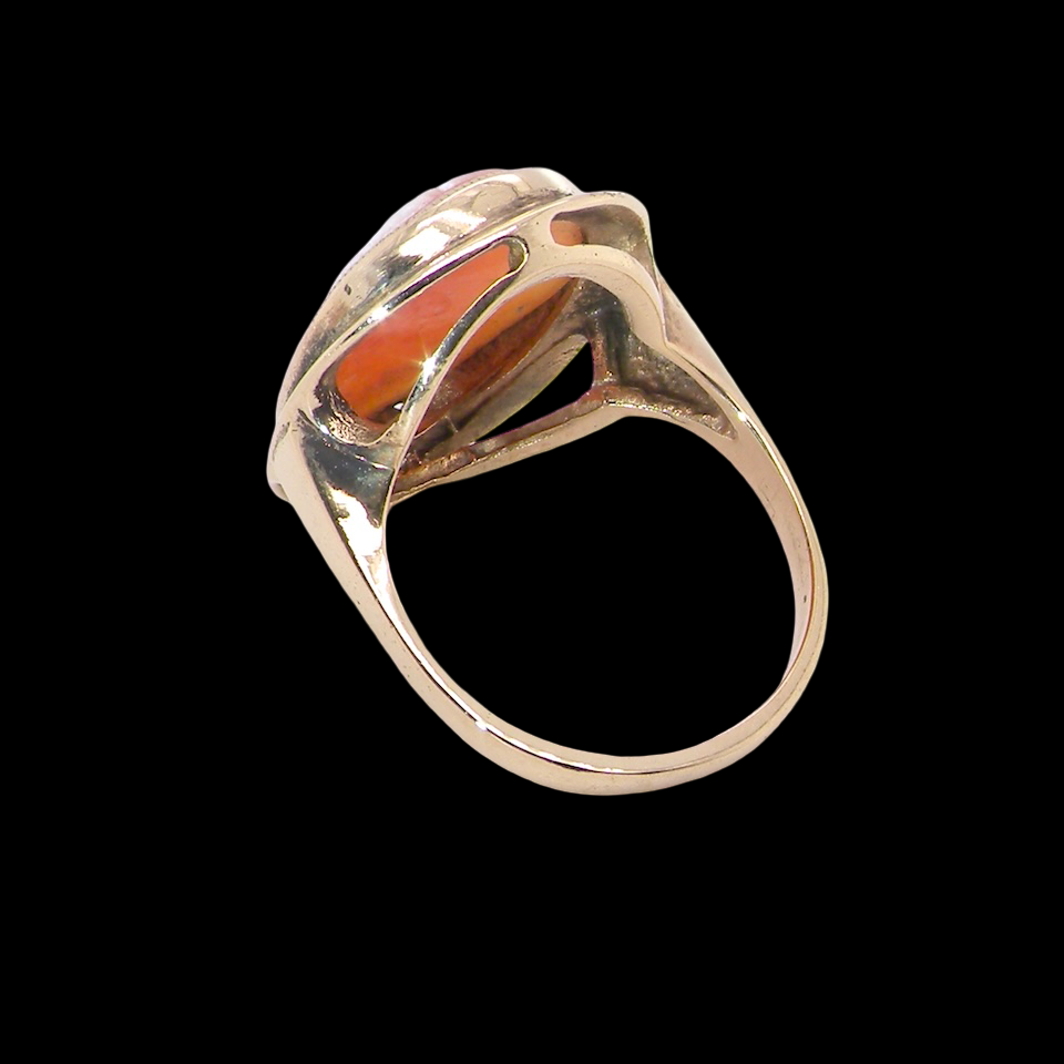 rear A 9 carat gold dress ring that features a cameo shell. Carved with the head of a young woman. Measures 20x15mm.