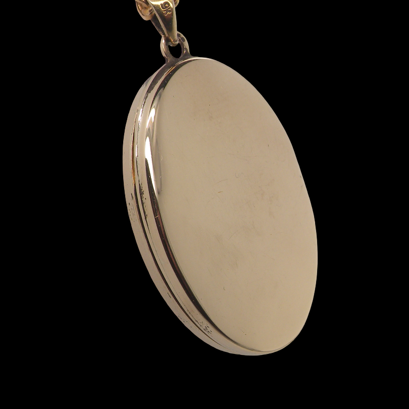 rear A 9 carat gold locket*, oval shaped, measures 30x20mm, depth 5mm. 