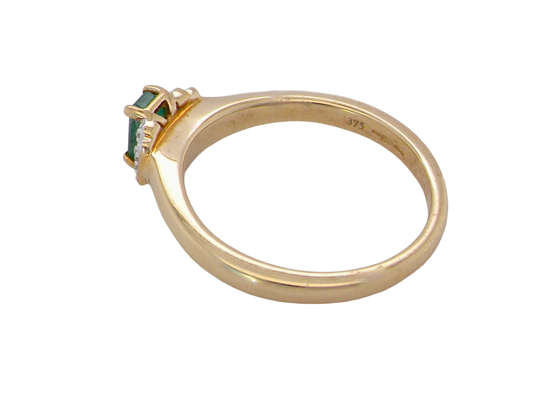 rear A 9 carat gold ring that features a rectangular cut emerald, 5x3mm (est 0.30 carats)