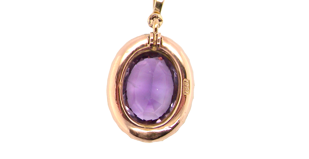 A fine 15 carat gold* pendant. features a large amethyst centre stone 14x11mm, deep purple colour.