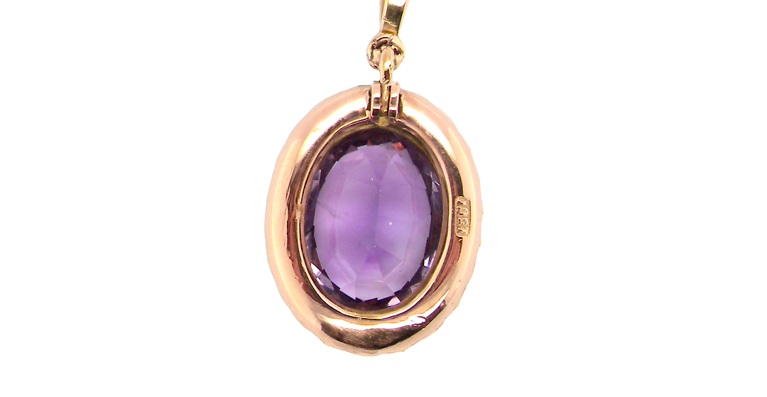 A fine 15 carat gold* pendant. features a large amethyst centre stone 14x11mm, deep purple colour.