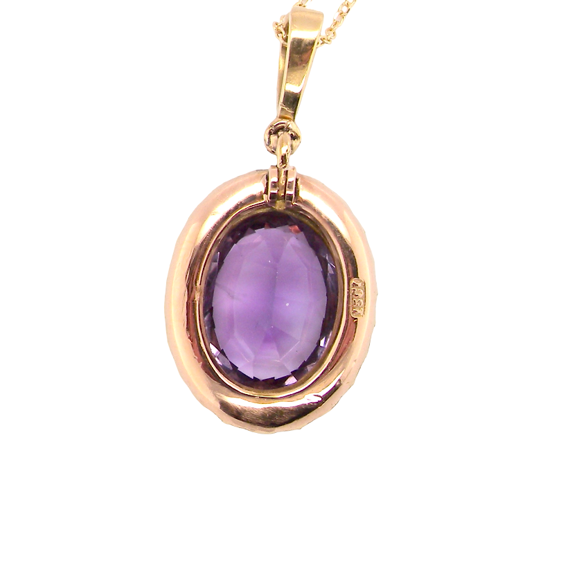 A fine 15 carat gold* pendant. features a large amethyst centre stone 14x11mm, deep purple colour.