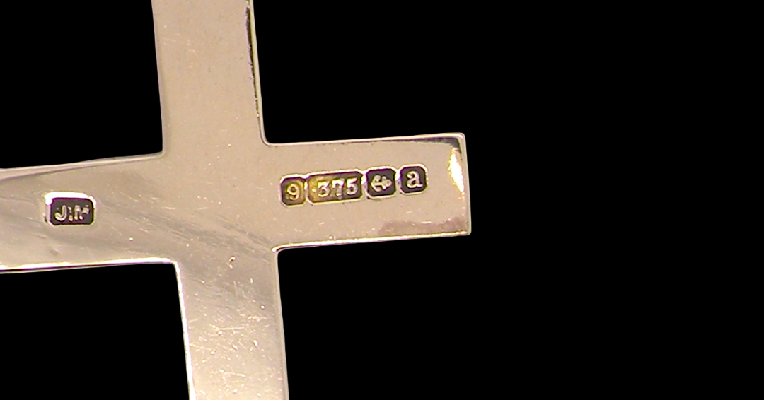 rear A fine 9 carat gold cross. Hand engrarved across the whole body of the cross which measures 45x25mm