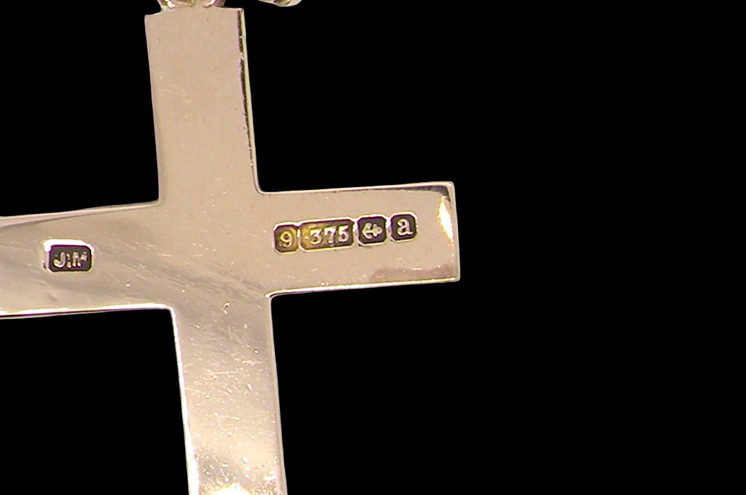 rear A fine 9 carat gold cross. Hand engrarved across the whole body of the cross which measures 45x25mm