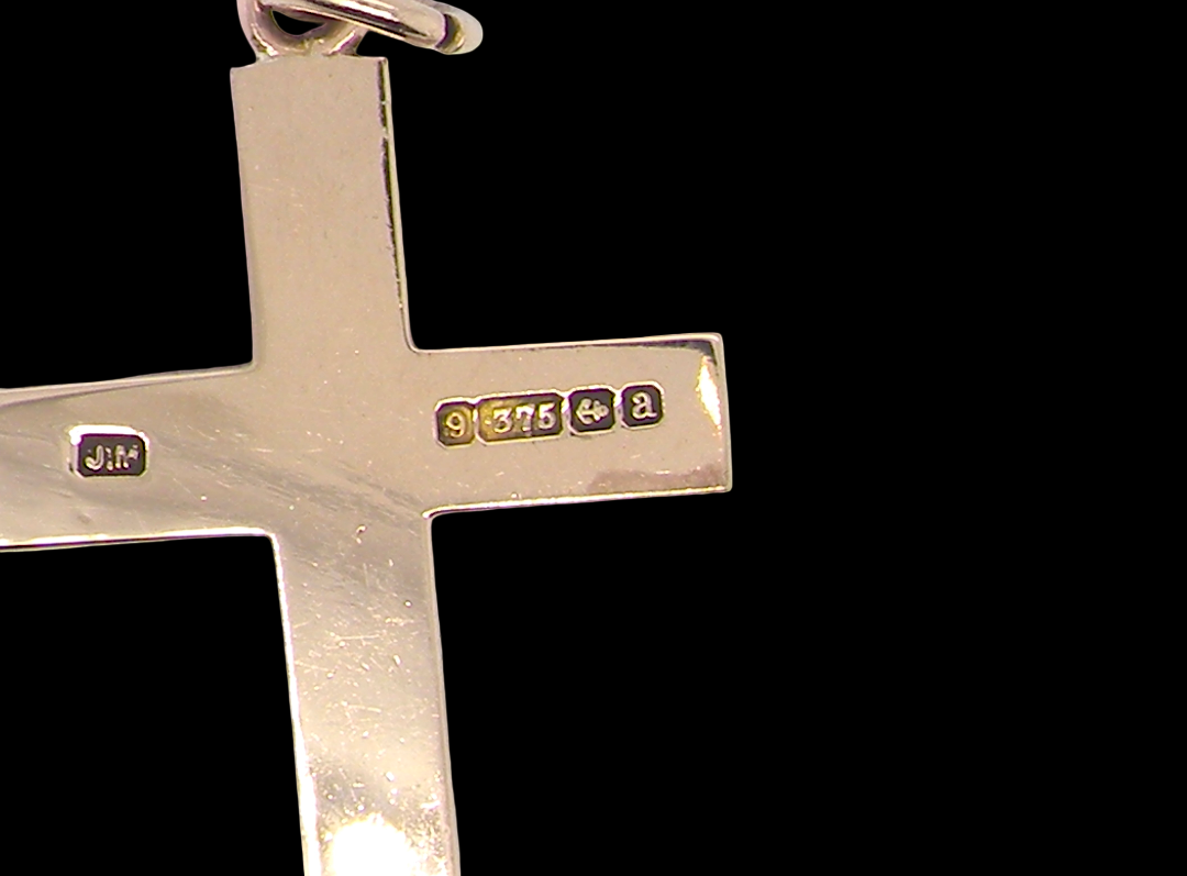 rear A fine 9 carat gold cross. Hand engrarved across the whole body of the cross which measures 45x25mm