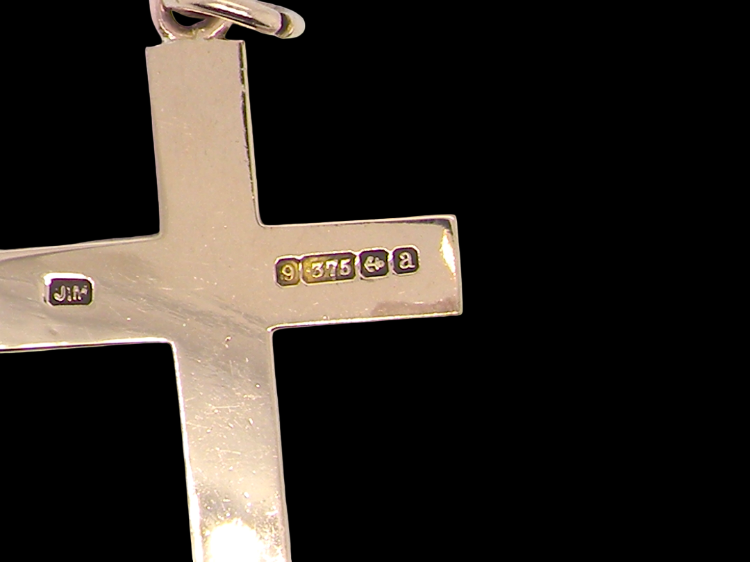 rear A fine 9 carat gold cross. Hand engrarved across the whole body of the cross which measures 45x25mm