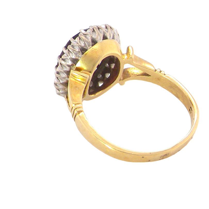 rear A fine cluster ring. Features a large garnet centre stone
Complimented by an outer halo of brilliant cut white diamonds. 
