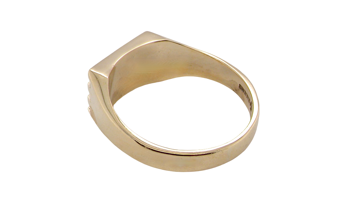 rear A gentleman's 9 carat gold signet ring. Rectangular shaped head, plain polished surface and suitable for initials to be engraved.
