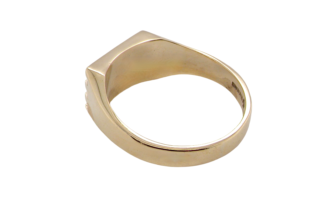 rear A gentleman's 9 carat gold signet ring. Rectangular shaped head, plain polished surface and suitable for initials to be engraved.