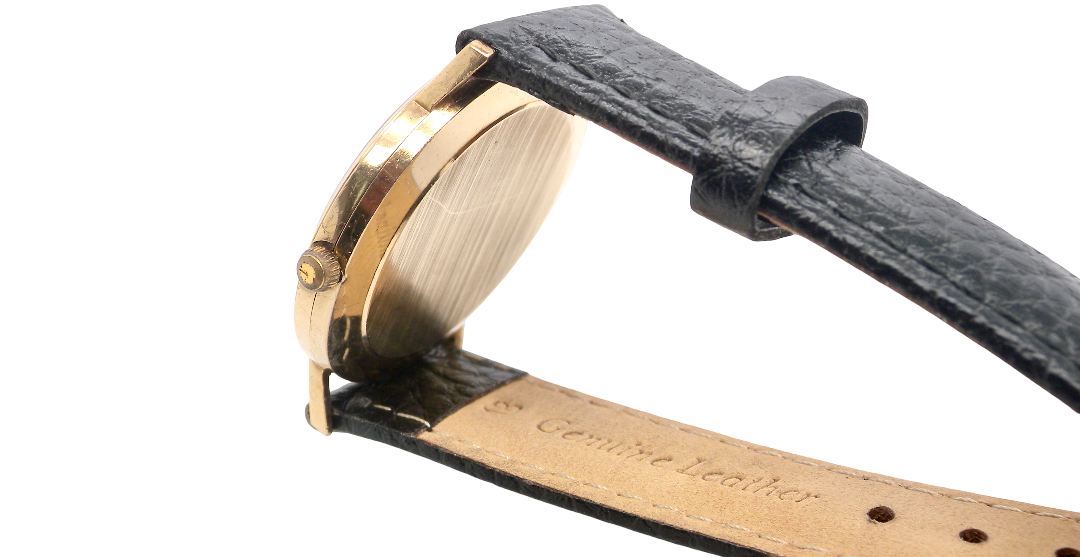 rear A gentleman's 9 carat gold wrist watch. Plain white dial with roman numerals, sweep seconds hand, and a calendar date window.
Case measures 32mm. Quartz movement. Signed by Rotary.