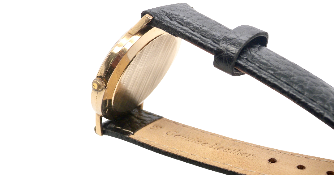 rear A gentleman's 9 carat gold wrist watch. Plain white dial with roman numerals, sweep seconds hand, and a calendar date window.
Case measures 32mm. Quartz movement. Signed by Rotary.