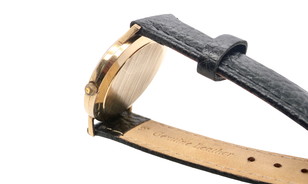 rear A gentleman's 9 carat gold wrist watch. Plain white dial with roman numerals, sweep seconds hand, and a calendar date window.
Case measures 32mm. Quartz movement. Signed by Rotary.