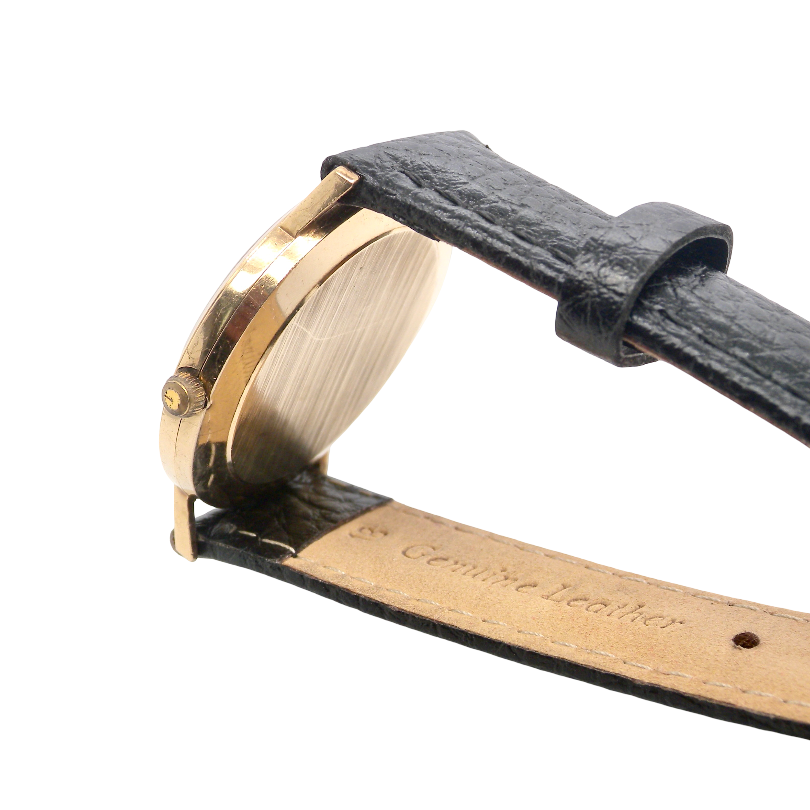 rear A gentleman's 9 carat gold wrist watch. Plain white dial with roman numerals, sweep seconds hand, and a calendar date window.
Case measures 32mm. Quartz movement. Signed by Rotary.