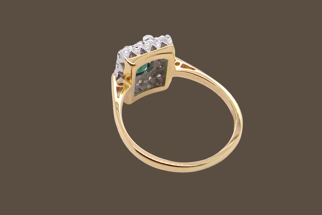 rear A near new cluster ring that shows no sign of wear, seems unworn.
Features a deep mint green tourmaline gemstone,