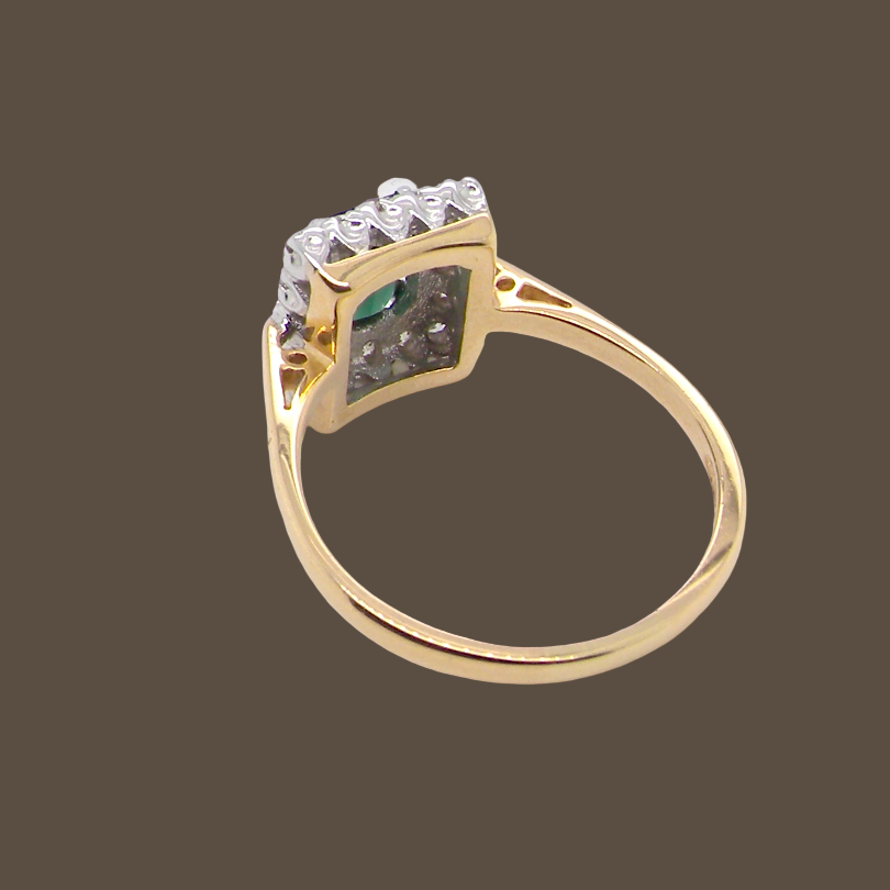 rear A near new cluster ring that shows no sign of wear, seems unworn.
Features a deep mint green tourmaline gemstone,
