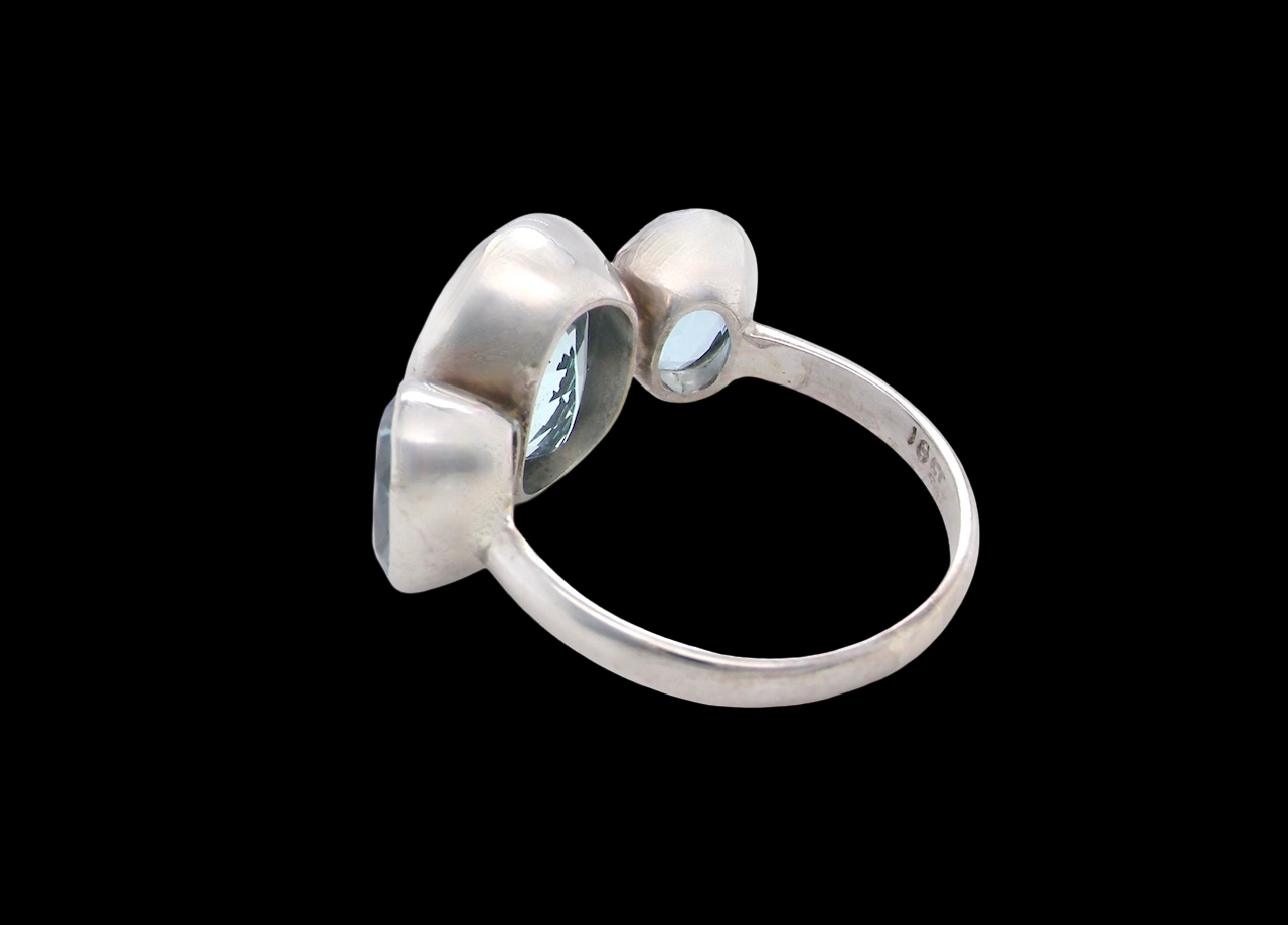 A stunning Aquamarine dress ring