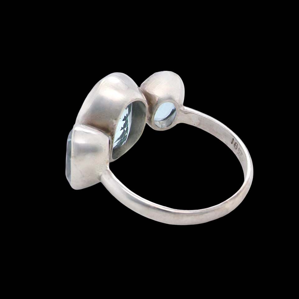 A stunning Aquamarine dress ring