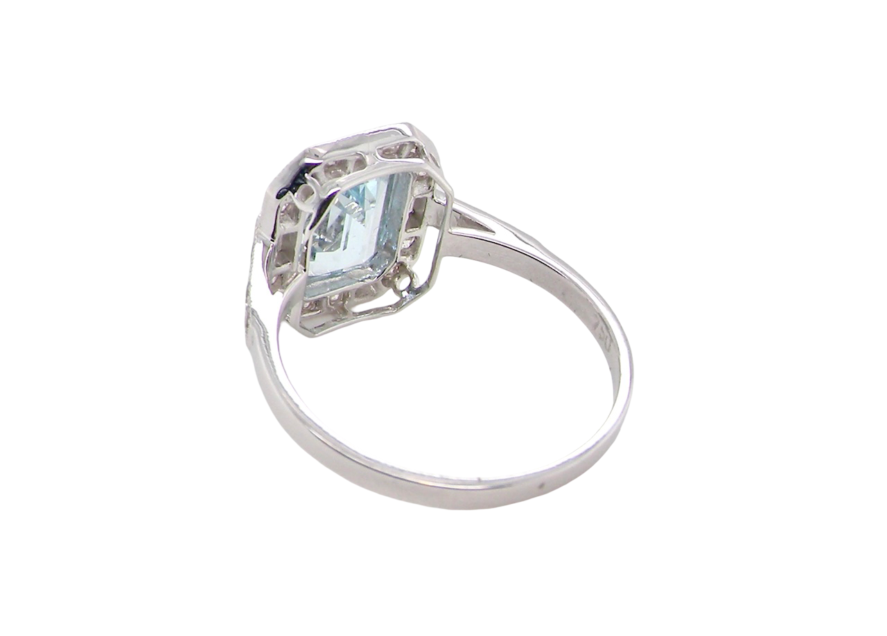 rear A very pretty cluster ring. Features a step cut aquamarine centre stone, 8x7mm (est 1.21 carats).