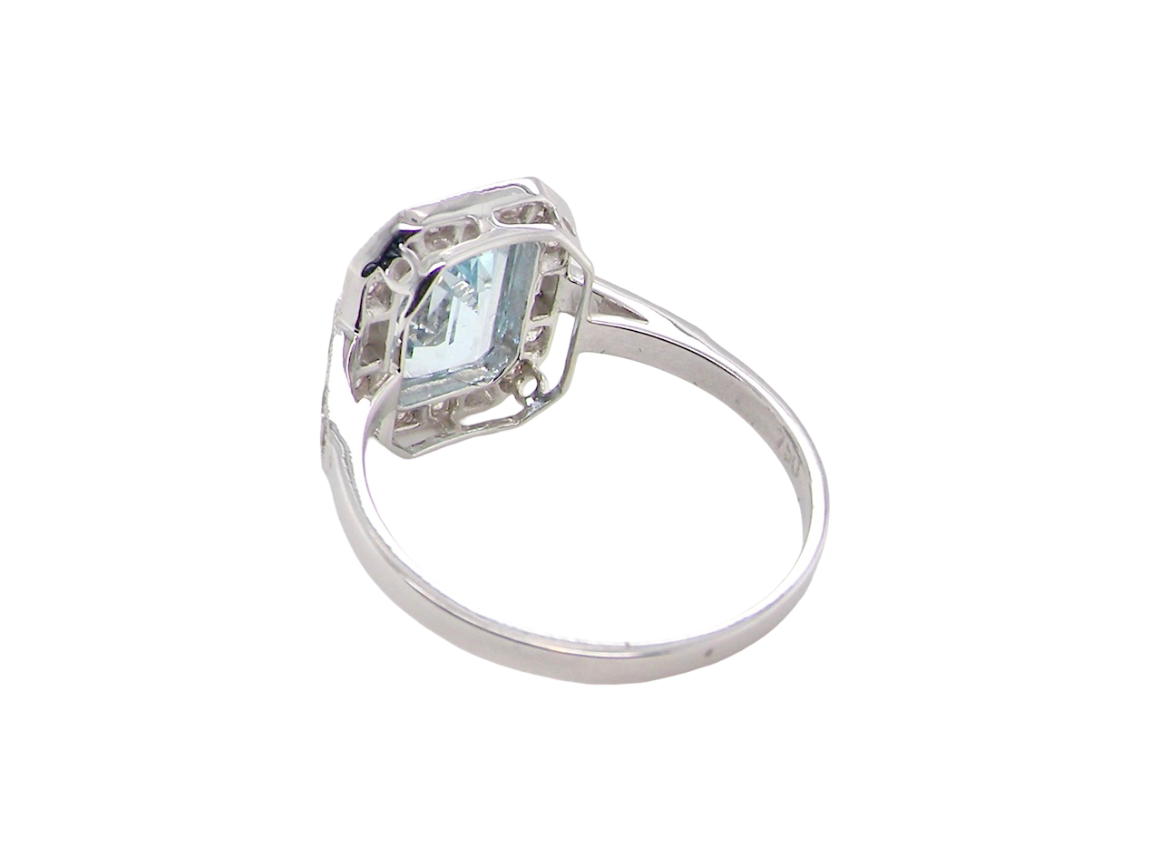 rear A very pretty cluster ring. Features a step cut aquamarine centre stone, 8x7mm (est 1.21 carats).