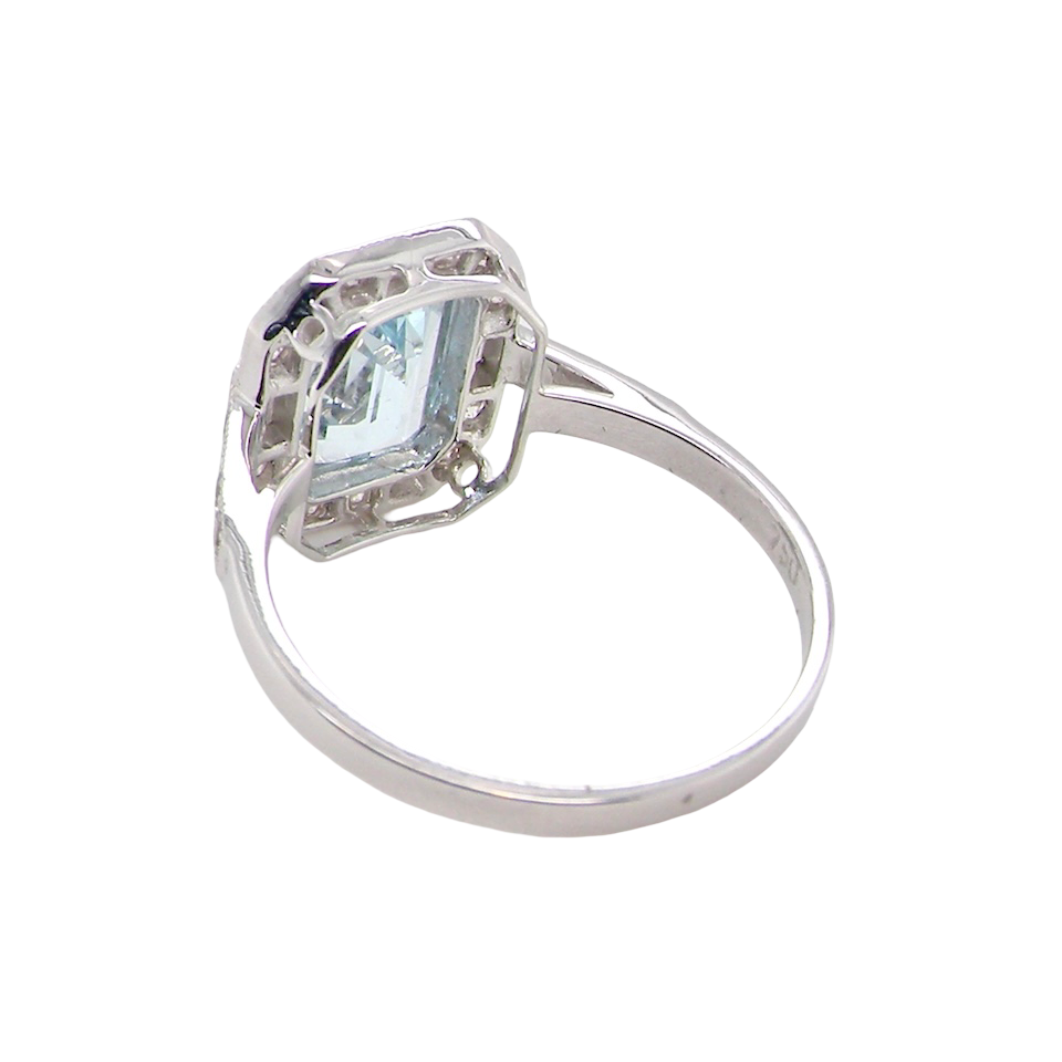 rear A very pretty cluster ring. Features a step cut aquamarine centre stone, 8x7mm (est 1.21 carats).