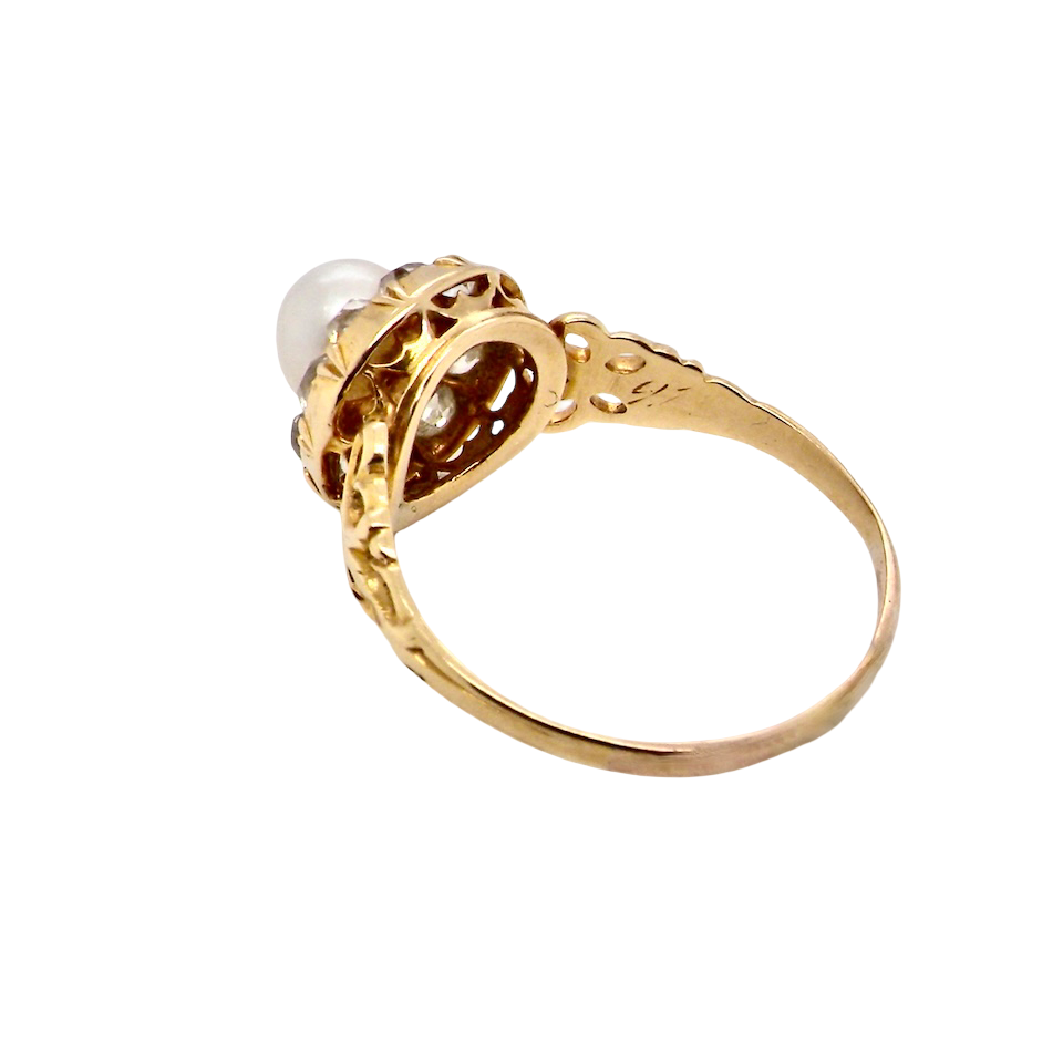 rear A very pretty cluster ring set with a central cultured pearl