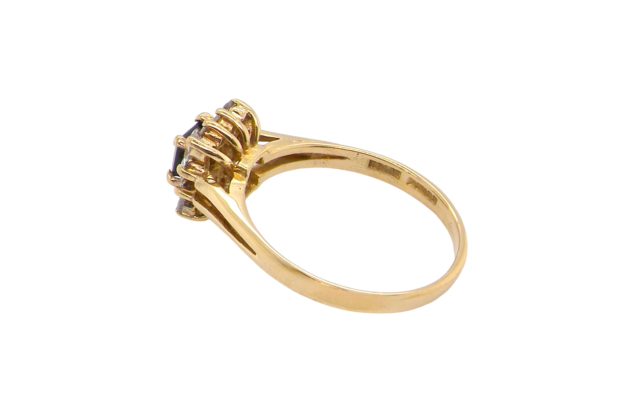 An 18 carat Gold Sapphire and Diamond Cluster Ring (Hallmarked 1997)