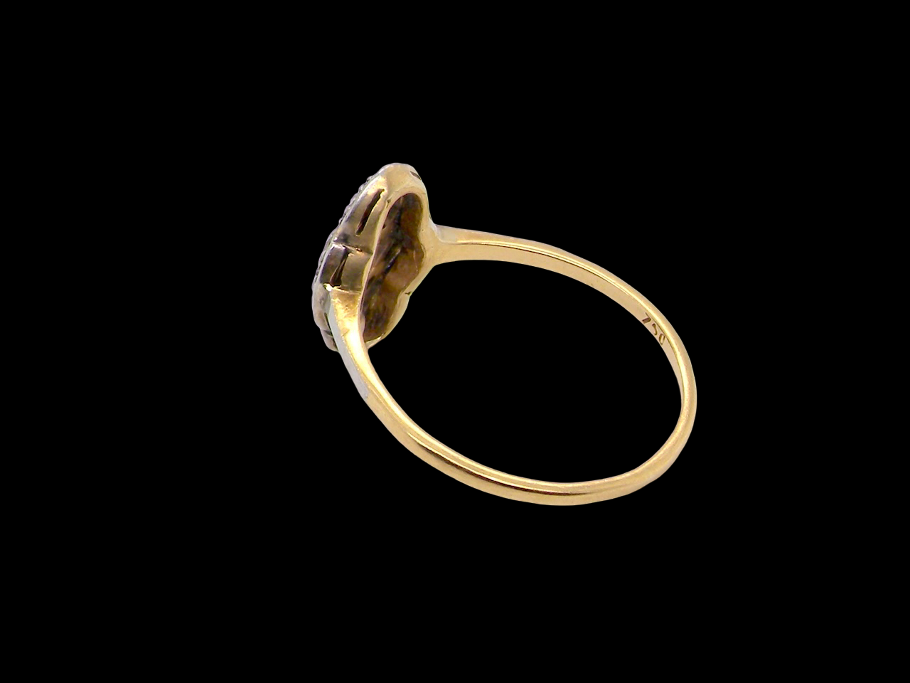 An Art Deco Diamond and Sapphire Cluster Ring (1920-1930)