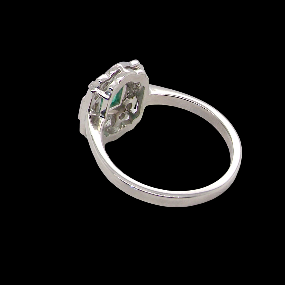 rear An elegant Art Deco–style cluster ring of plaque design, centred with a square step-cut emerald measuring approximately 4.5 × 4.5 mm (estimated 0.40 carats). The emerald displays a vibrant, lively green colour and is beautifully framed by diamonds.