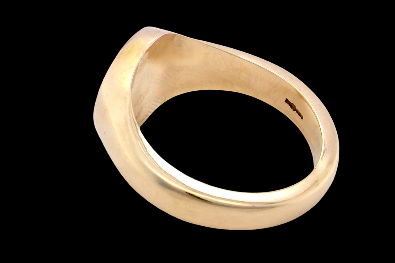 rear An extra heavy gentleman's Oxford signet ring. 