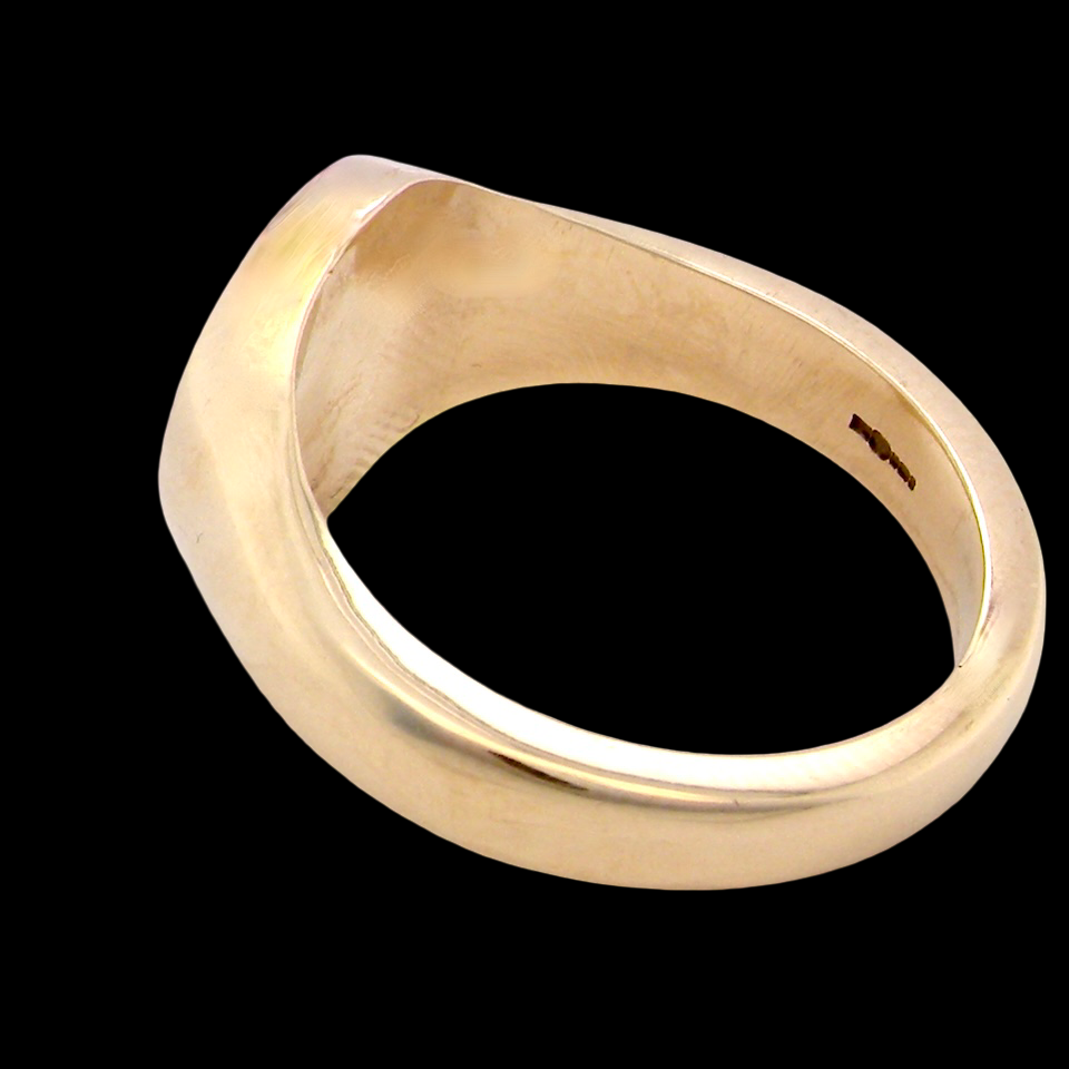 rear An extra heavy gentleman's Oxford signet ring. 