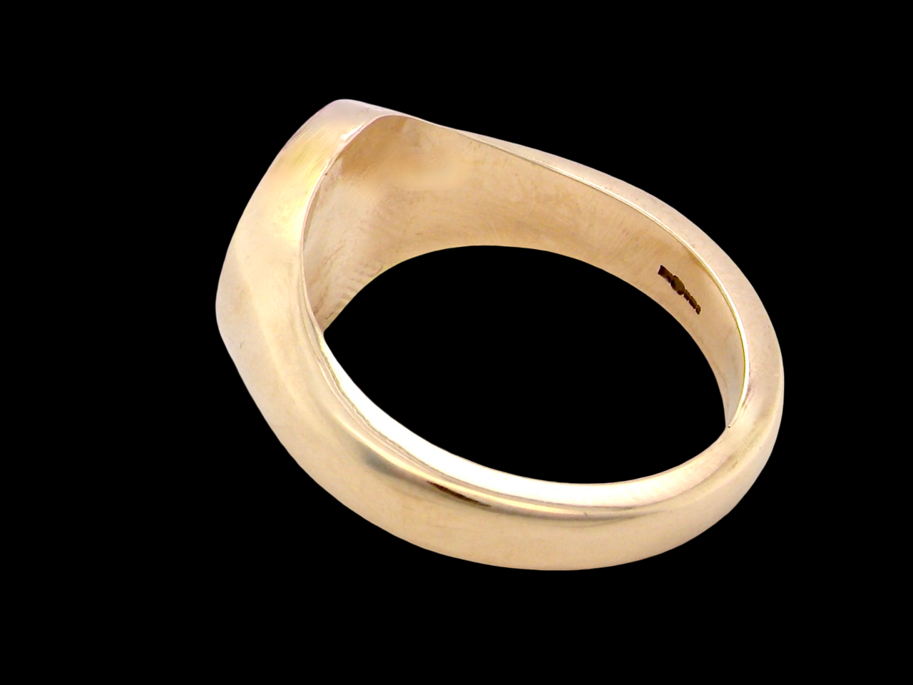 rear An extra heavy gentleman's Oxford signet ring. 