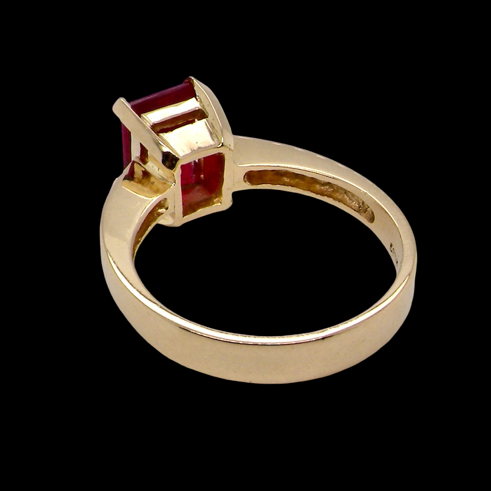 rear An impressive solitaire ring set with a rectangular cut red spinel stone. Measures 8x6mm.