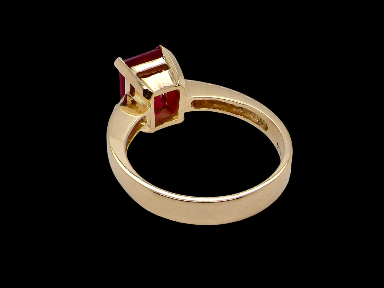 rear An impressive solitaire ring set with a rectangular cut red spinel stone. Measures 8x6mm.